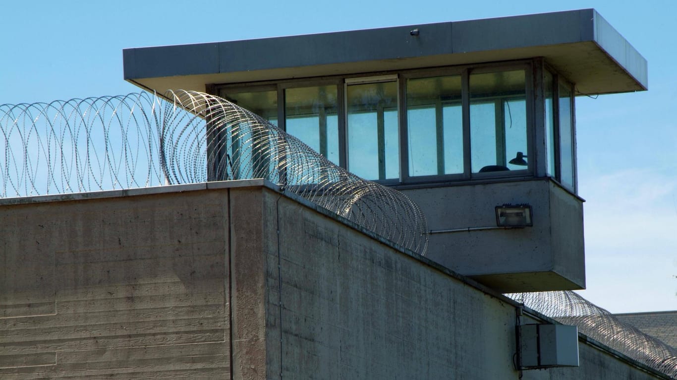 Wachturm einer Haftanstalt (Archivbild): Wie die Polizei berichtete, kletterte der Häftling über ein Regenrohr vom Dach der Haftanstalt.