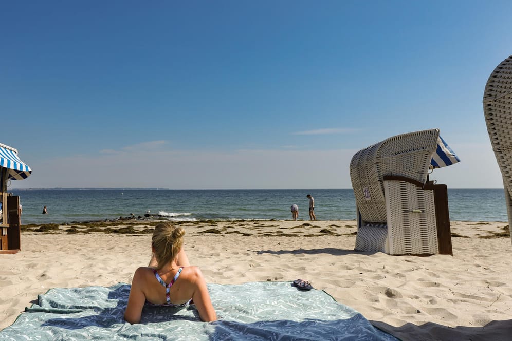 Badewetter am Timmendorfer Strand: Laut dem Deutschen Wetterdienst scheint am Donnerstag die Sonne vom blauen Himmel – bei Temperaturen zwischen 25 und 30 Grad.