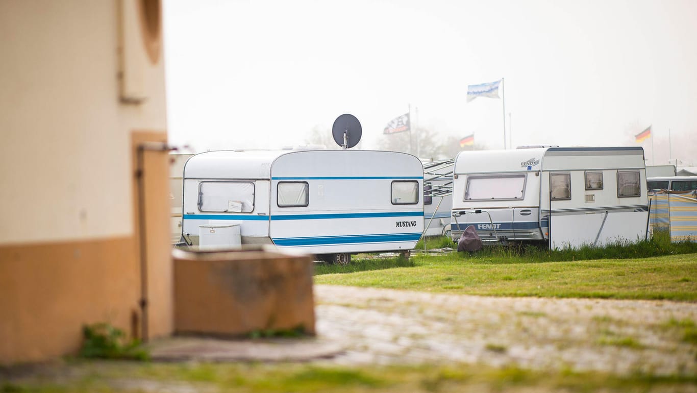 Campingwagen stehen auf einem Campingplatz: Der Verdächtige ist Mitarbeiter des Campingplatzes.