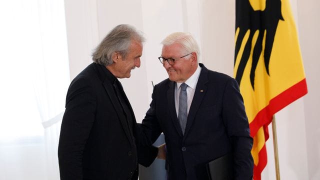 Frank-Walter Steinmeier und Christoph Ransmayr bei der Preisverleihung. Frank-Walter Steinmeier und Christoph Ransmayr bei der Preisverleihung.