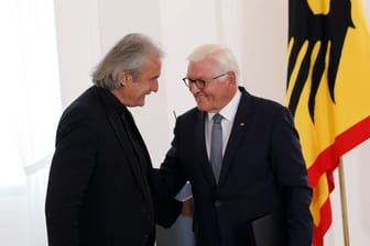 Frank-Walter Steinmeier und Christoph Ransmayr bei der Preisverleihung.