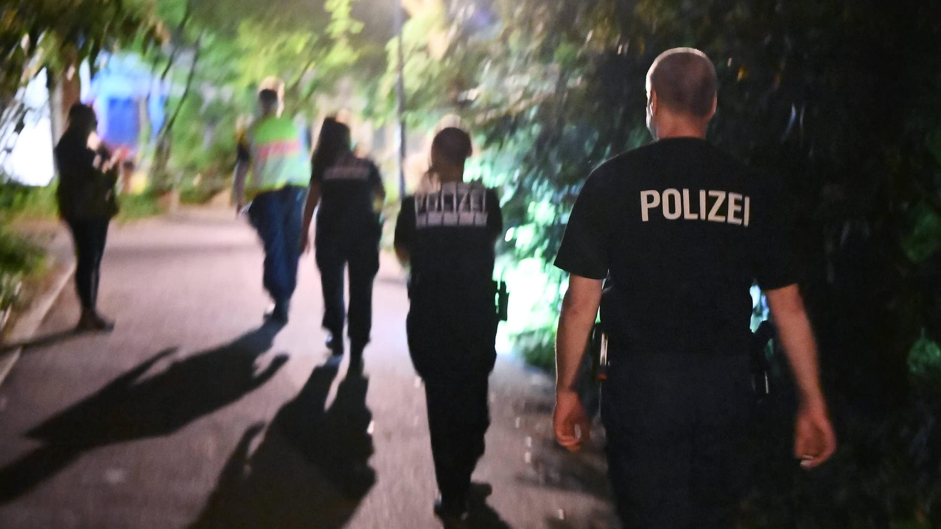 Polizeikräfte bei einem nächtlichen Einsatz (Symbolbild): Die Polizei hat ein Verfahren wegen Verstoßes gegen das Infektionsschutzgesetz eingeleitet. Polizeikräfte bei einem nächtlichen Einsatz (Symbolbild): Die Polizei hat ein Verfahren wegen Verstoßes gegen das Infektionsschutzgesetz eingeleitet.
