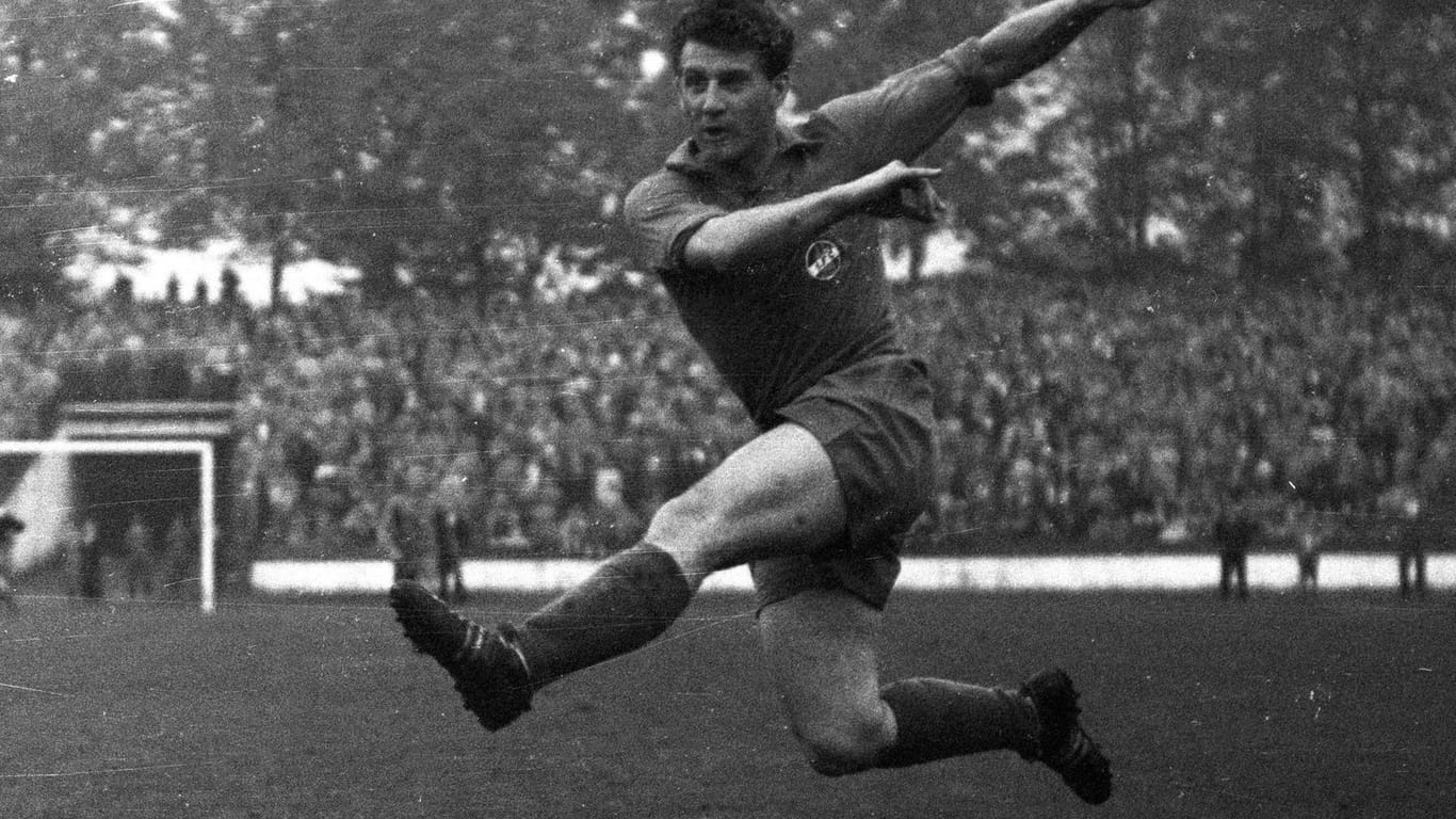 Hans Schäfer im Jahr 1956: Zwei Jahre zuvor hatte er mit der Nationalmannschaft die WM gewonnen – in den 1960er-Jahren reichte es dann noch zweimal für die Meisterschaft mit dem FC.