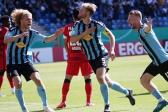 Überwältigender Jubel: Mannheims Torschütze Seegert (M.) feiert sein 1:0 gegen Frankfurt.