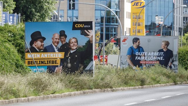 Parteien hängen Wahlplakate in Berlin auf