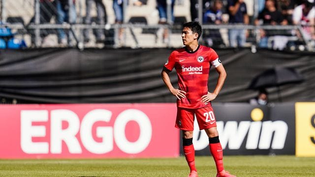 Frankfurts Makoto Hasebe steht nach dem Tor zum 0:2 fassungslos auf dem Spielfeld. Frankfurts Makoto Hasebe steht nach dem Tor zum 0:2 fassungslos auf dem Spielfeld.