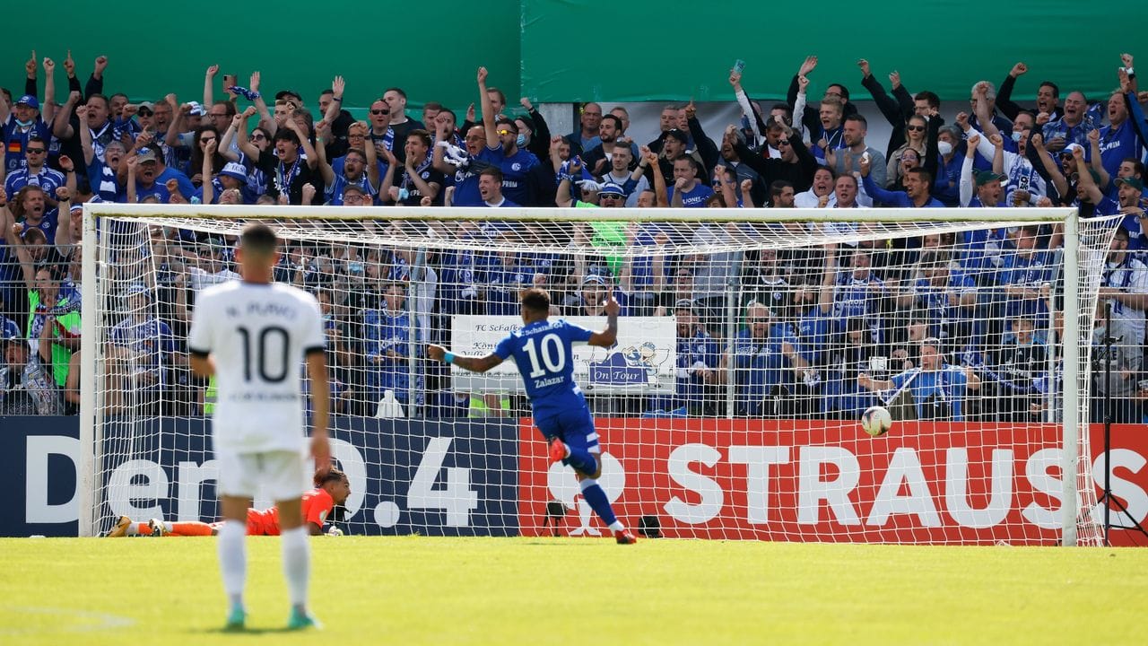 Schalkes Rodrigo Salazar jubelt nach einem Tor vor den eigenen Fans.