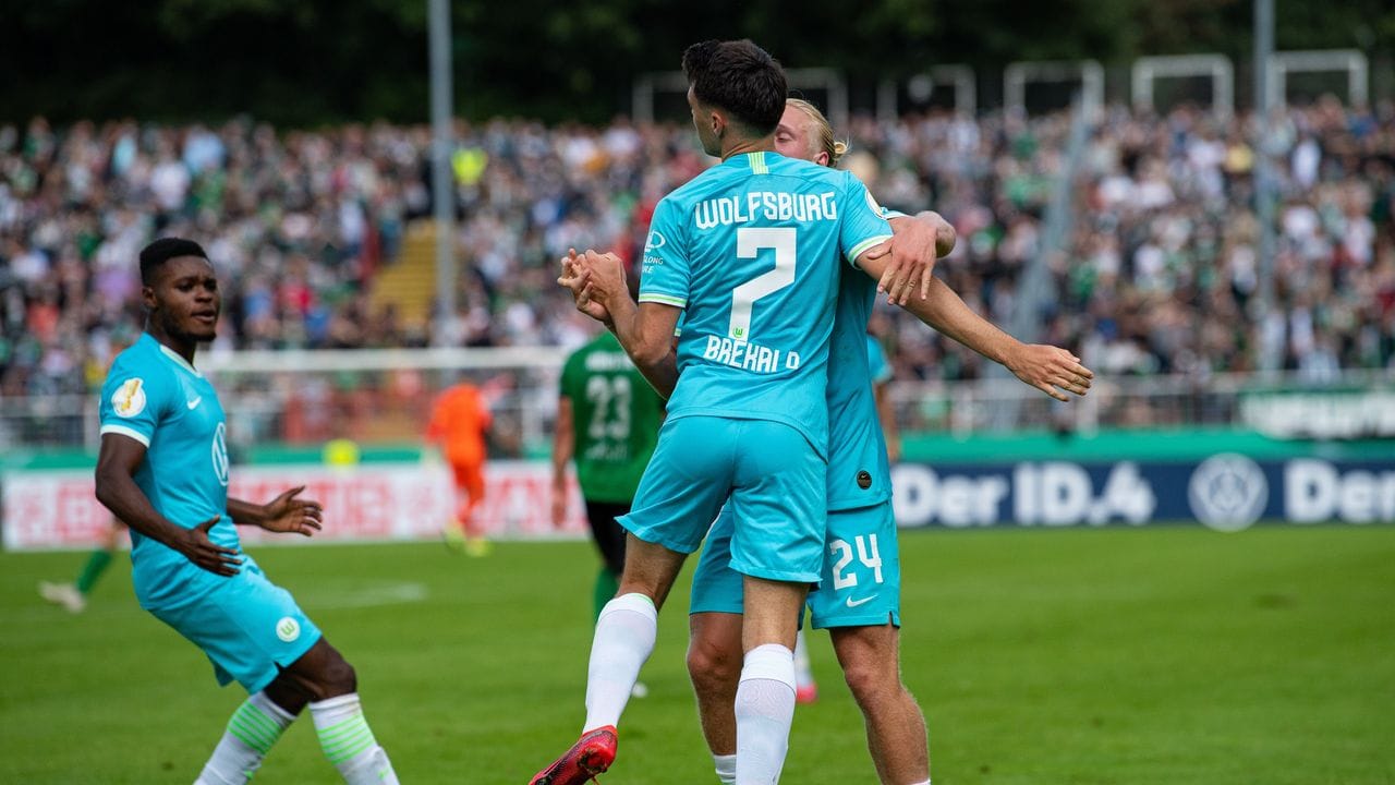 Der VfL Wolfsburg setzt sich bei Preußen Münster nach Verlängerung mit 3:1 durch - und muss nun nach einem Wechselfehler um das Weiterkommen bangen.