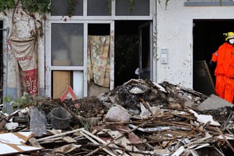 Freiwillige helfen nach der Flutkatastrophe: Unter den Trümmern wurde eine Puppe gefunden.