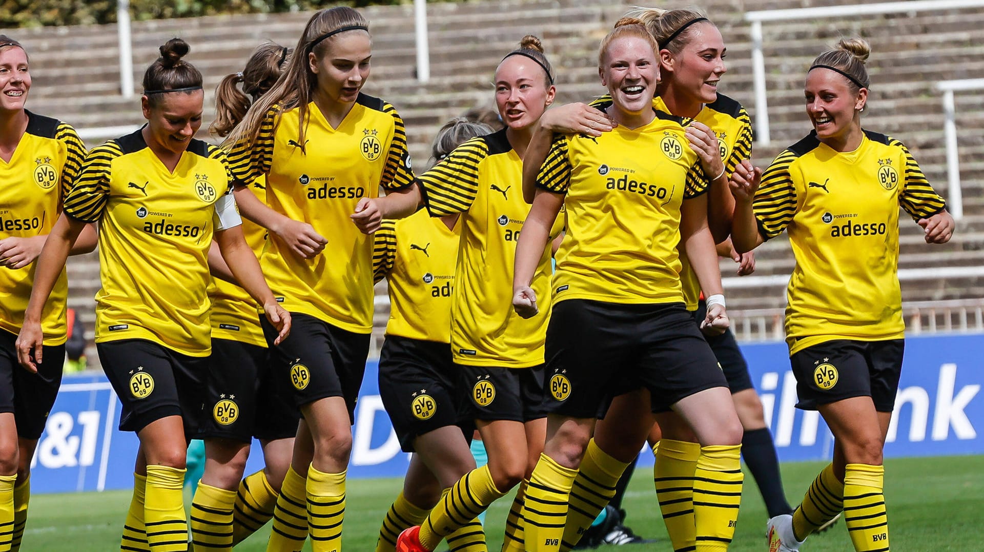 Premierensieg: Feierlaune bei den BVB-Frauen.