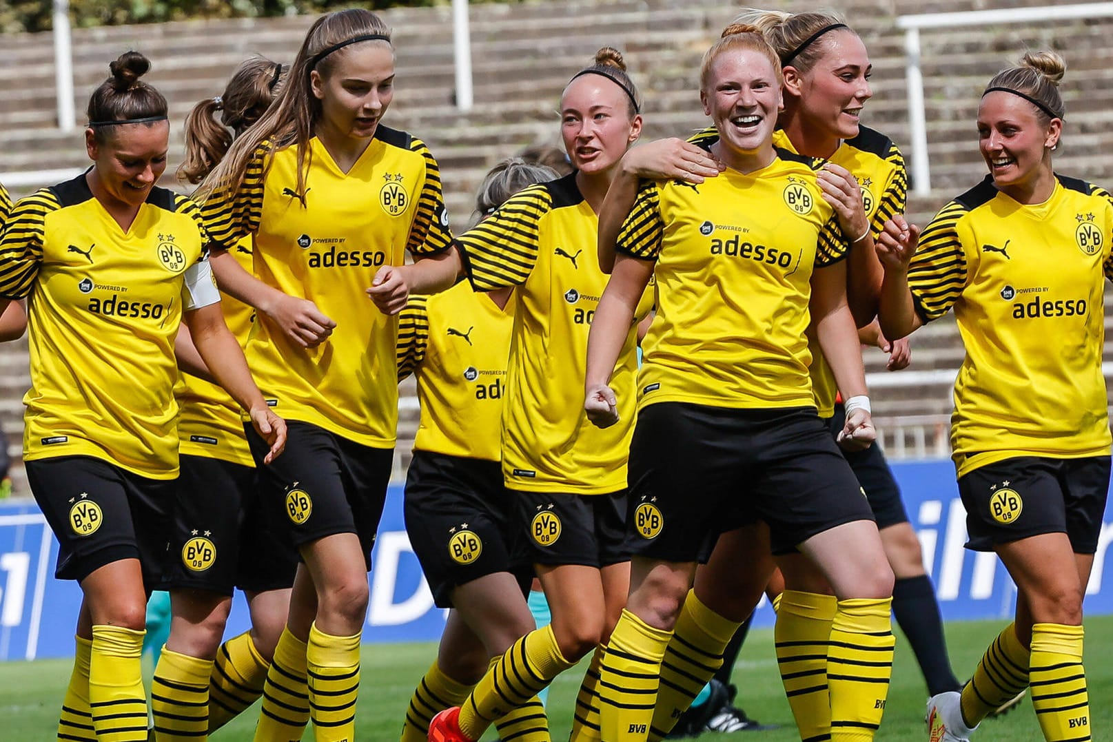 Premierensieg: Feierlaune bei den BVB-Frauen.