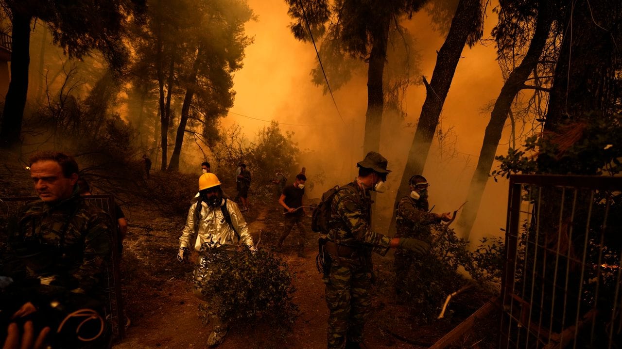 Helfer bekämpfen in der Nähe des Dorfes Pefki auf Euböa den Brand eines Waldstückes. Helfer bekämpfen in der Nähe des Dorfes Pefki auf Euböa den Brand eines Waldstückes.
