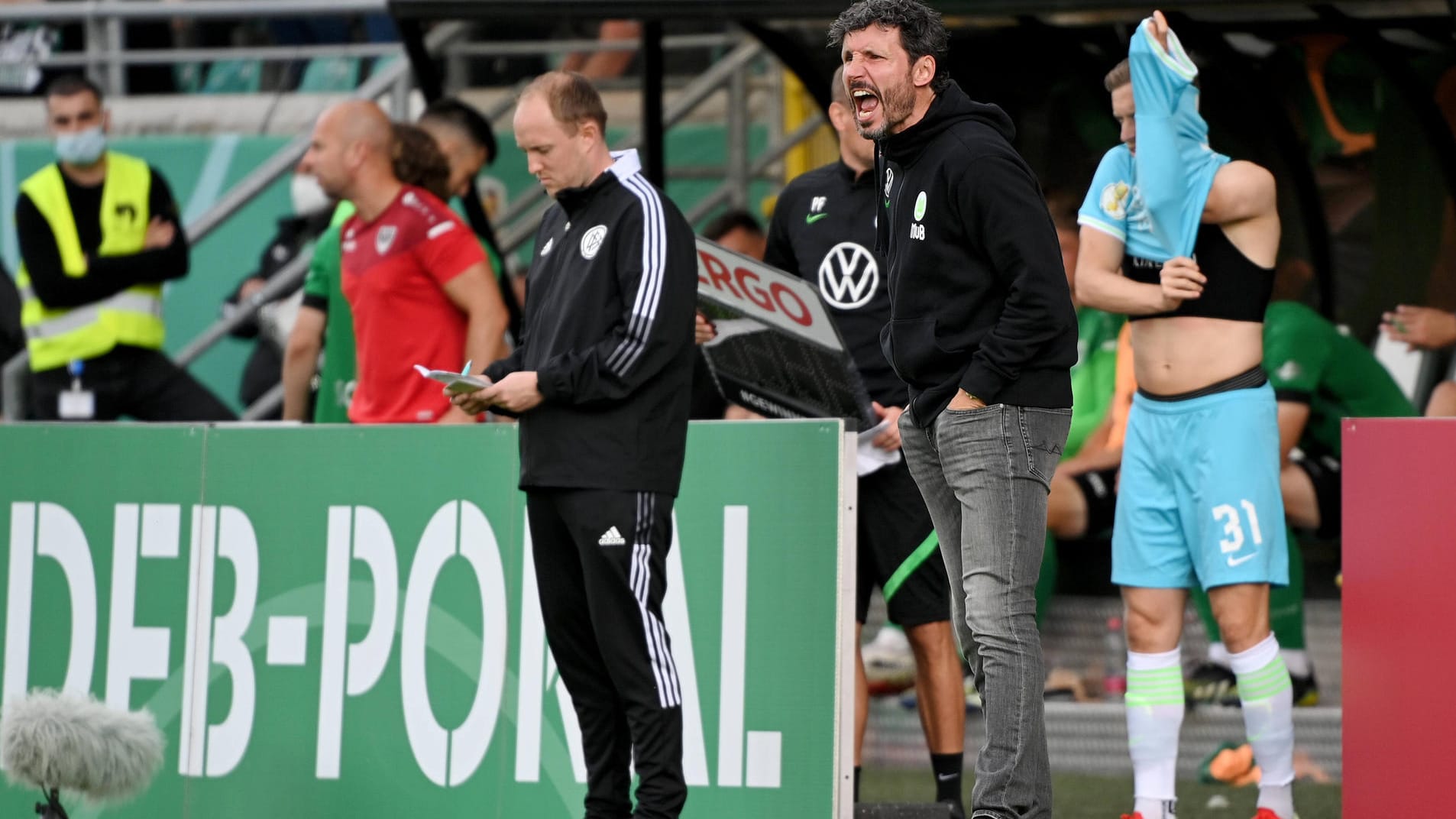 Wolfsburg-Trainer van Bommel während der Partie bei Preußen Münster: Ist den Niedersachsen ein Wechselfehler unterlaufen?