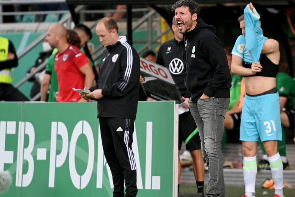 Wolfsburg-Trainer van Bommel während der Partie bei Preußen Münster: Ist den Niedersachsen ein Wechselfehler unterlaufen?