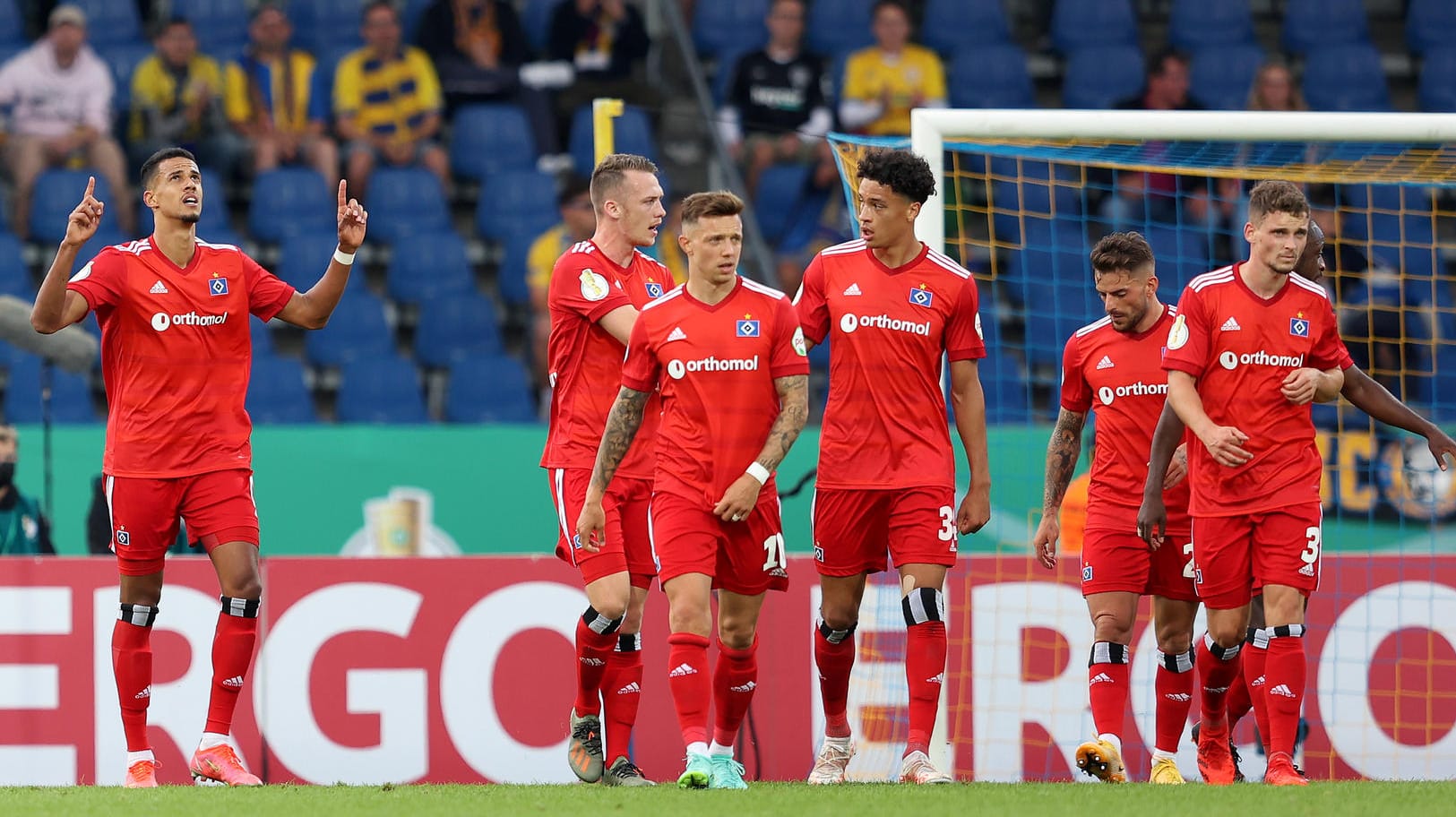 Zweite Runde erreicht: Die HSV-Stars jubeln über den Braunschweig-Sieg.