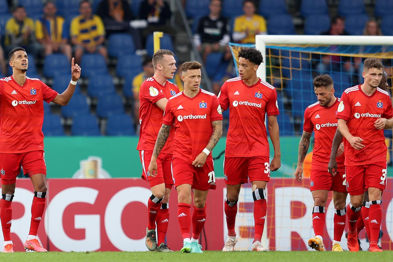 Zweite Runde erreicht: Die HSV-Stars jubeln über den Braunschweig-Sieg.