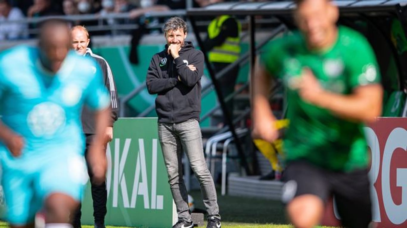 Wolfsburgs Trainer Mark van Bommel steht an der Seitenlinie.