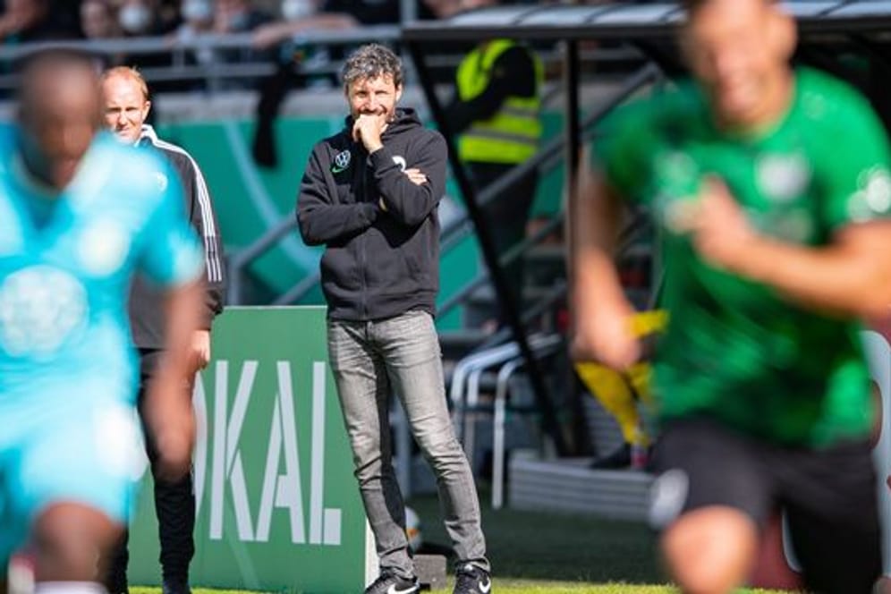 Wolfsburgs Trainer Mark van Bommel steht an der Seitenlinie.