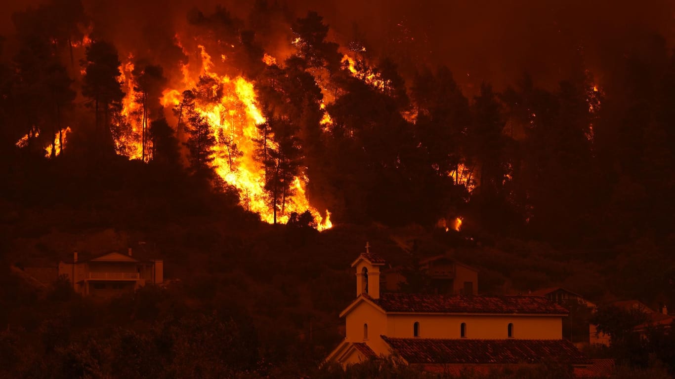 Die Flammen fressen sich über die zweitgrößte griechische Insel Euböa, Zigtausende Menschen verlieren Hab und Gut.