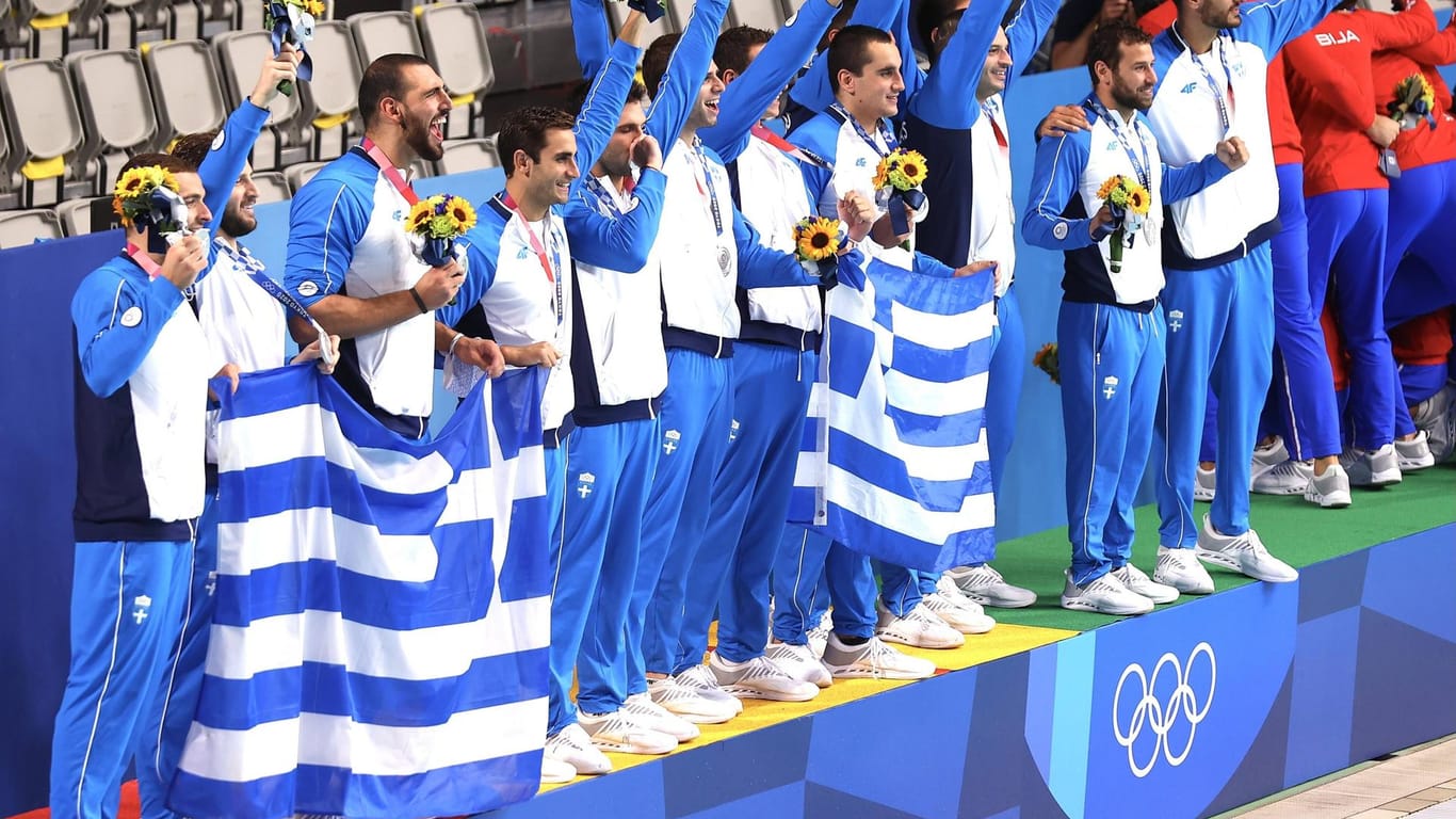 Die Silbermedaillen-Gewinner im Wasserball freuen sich am Sonntag. Die Griechen wollen einen Teil einer Prämie an die Opfer der Waldbrände geben.