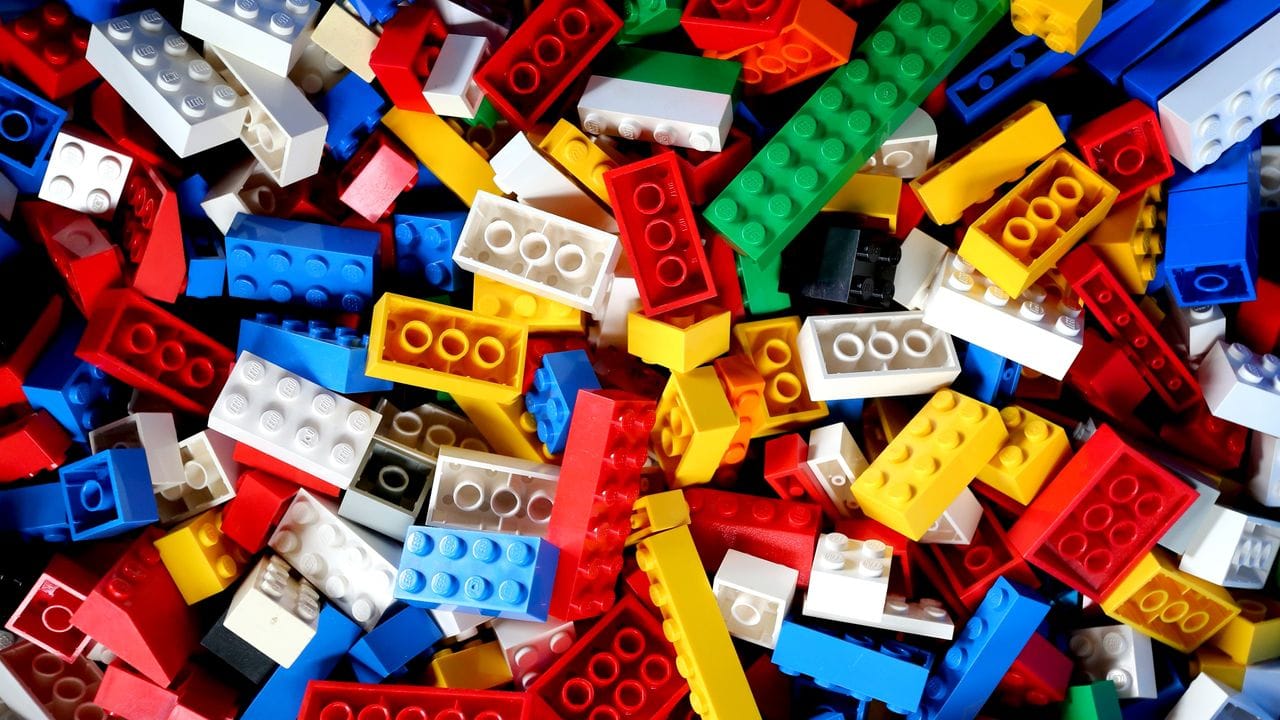 Lego-Steine türmen sich auf einem Haufen - Ordnung in solch ein Teilchen-Chaos soll die App "Brickit" bringen.