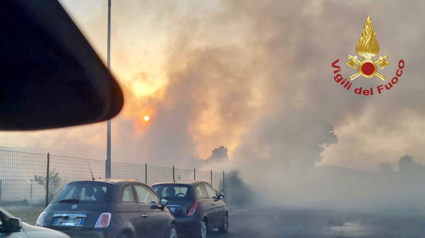 Waldbrände in Italien: Hunderte Bewohner und Touristen sind wegen Feuern um die italienische Adria-Gemeinde Campomarino aus ihren Unterkünften gebracht worden.