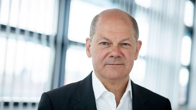 Olaf Scholz steht in der SPD-Parteizentrale