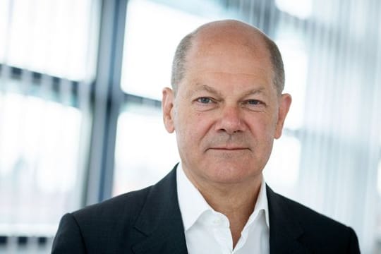 Olaf Scholz steht in der SPD-Parteizentrale