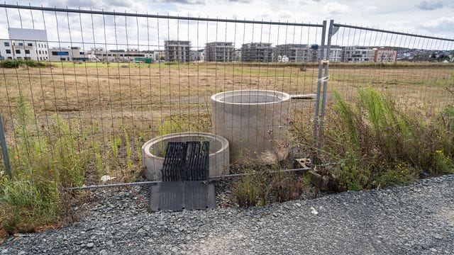 Eine Schotterstraße befindet sich auf einer Fläche