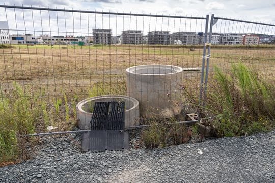 Eine Schotterstraße befindet sich auf einer Fläche