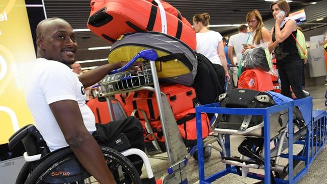 Alhassane Baldé sitzt beim Abflug zu den Paralympics 2016 Alhassane Baldé sitzt beim Abflug zu den Paralympics 2016