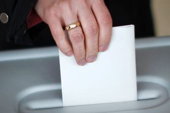 Eine Frau gibt in einem Wahllokal ihre Stimme ab