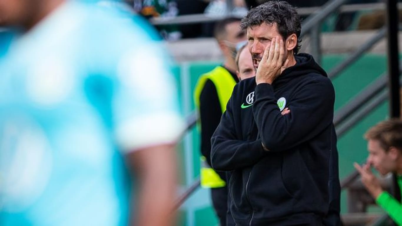 Dem VfL Wolfsburg und Trainer Mark van Bommel droht nach einem Wechselfehler eine Niederlage am grünen Tisch.