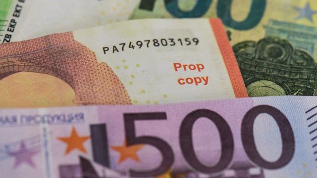 Gefälschte Euro-Banknoten liegen auf einem Tisch