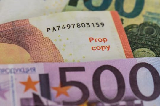 Gefälschte Euro-Banknoten liegen auf einem Tisch