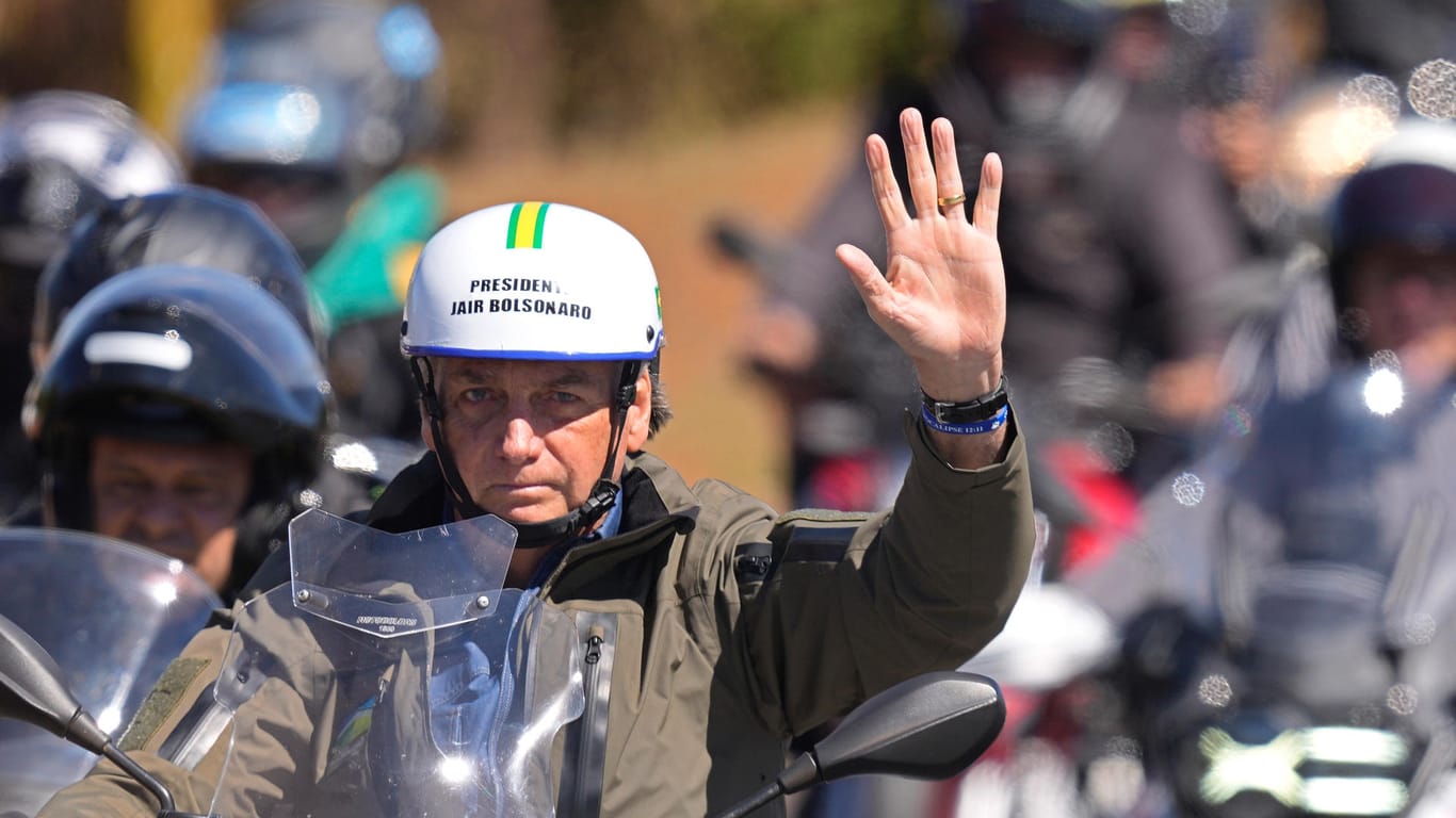 Jair Bolsonaro trägt während einer Motorrad-Rallye anlässlich des Vatertags in Brasilien einen Helm mit seinem Namen: Der Rechtspopulist hat das Coronavirus von Anfang an verharmlost.