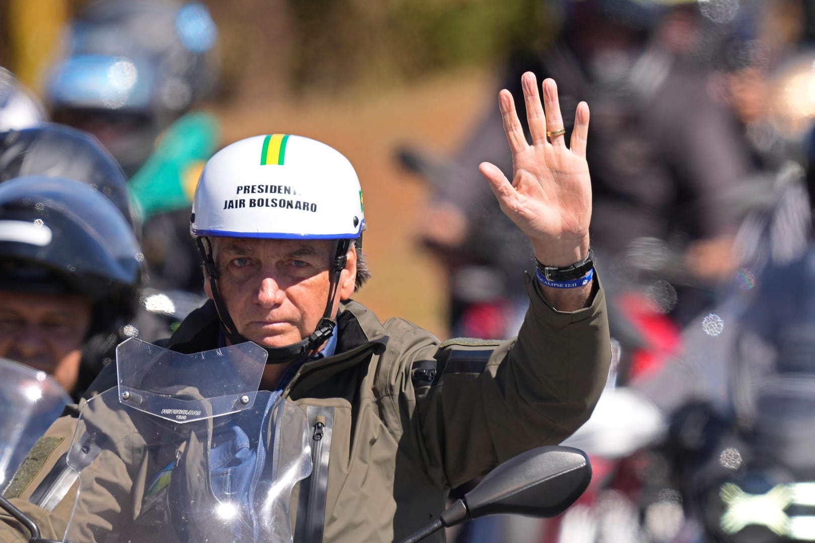 Jair Bolsonaro trägt während einer Motorrad-Rallye anlässlich des Vatertags in Brasilien einen Helm mit seinem Namen: Der Rechtspopulist hat das Coronavirus von Anfang an verharmlost.