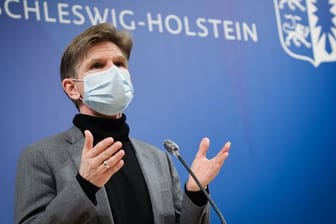 Heiner Garg (FDP) spricht bei einer Pressekonferenz