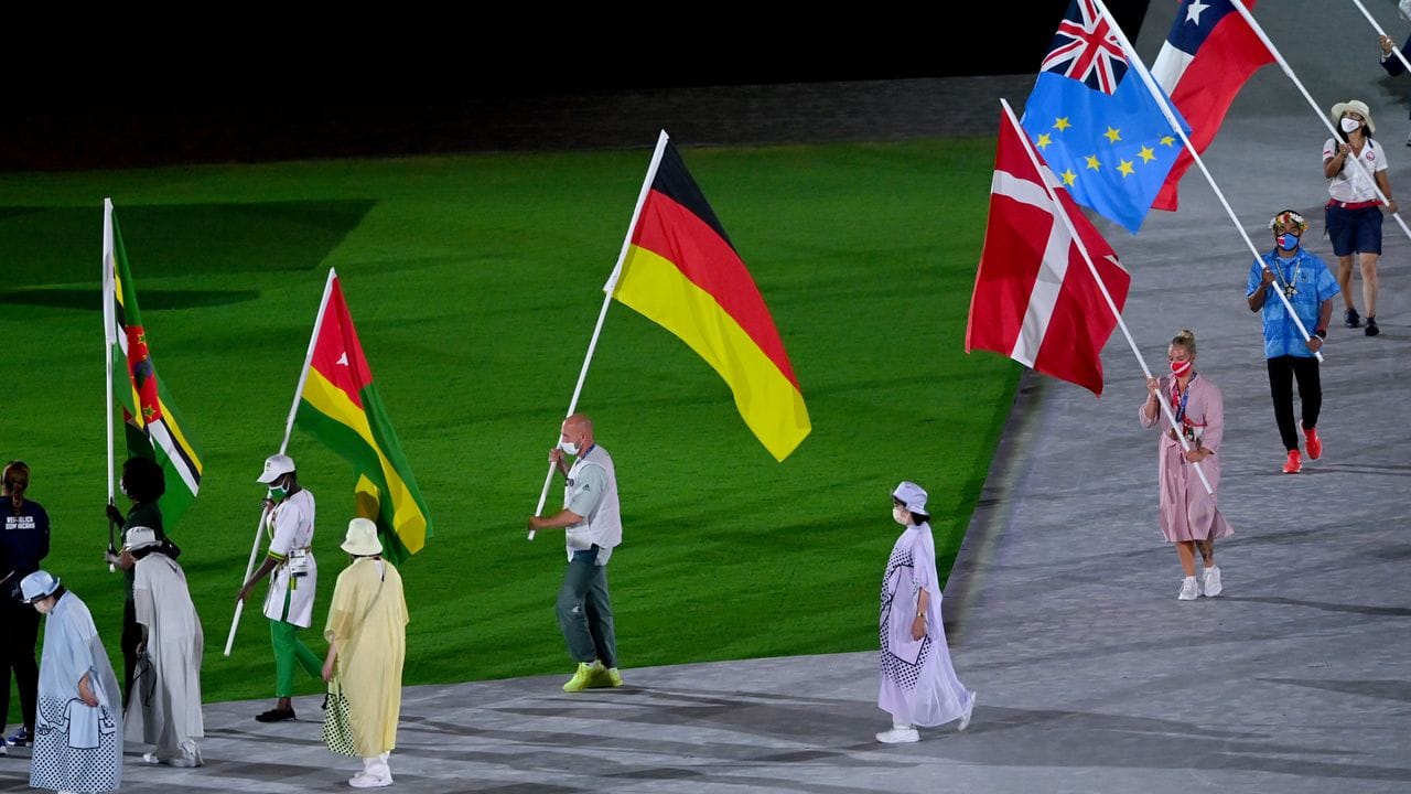 Nach der Abschlussfeier geht es für die Athleten heim: Fahnenträger Ronald Rauhe (M) trägt die deutsche Fahne. Nach der Abschlussfeier geht es für die Athleten heim: Fahnenträger Ronald Rauhe (M) trägt die deutsche Fahne.