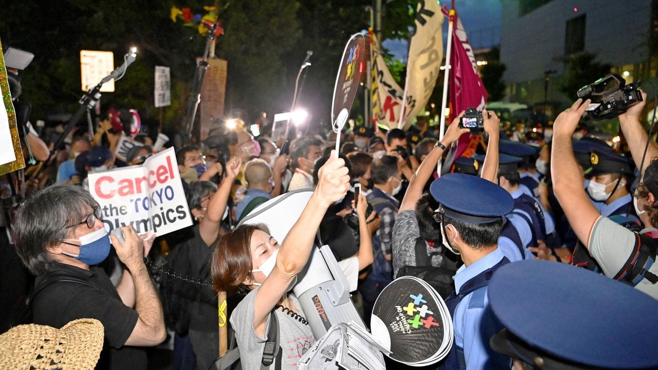 Anti-Olympia-Demonstranten in der Nähe des Nationalstadions vor der Abschlussfeier. Anti-Olympia-Demonstranten in der Nähe des Nationalstadions vor der Abschlussfeier.
