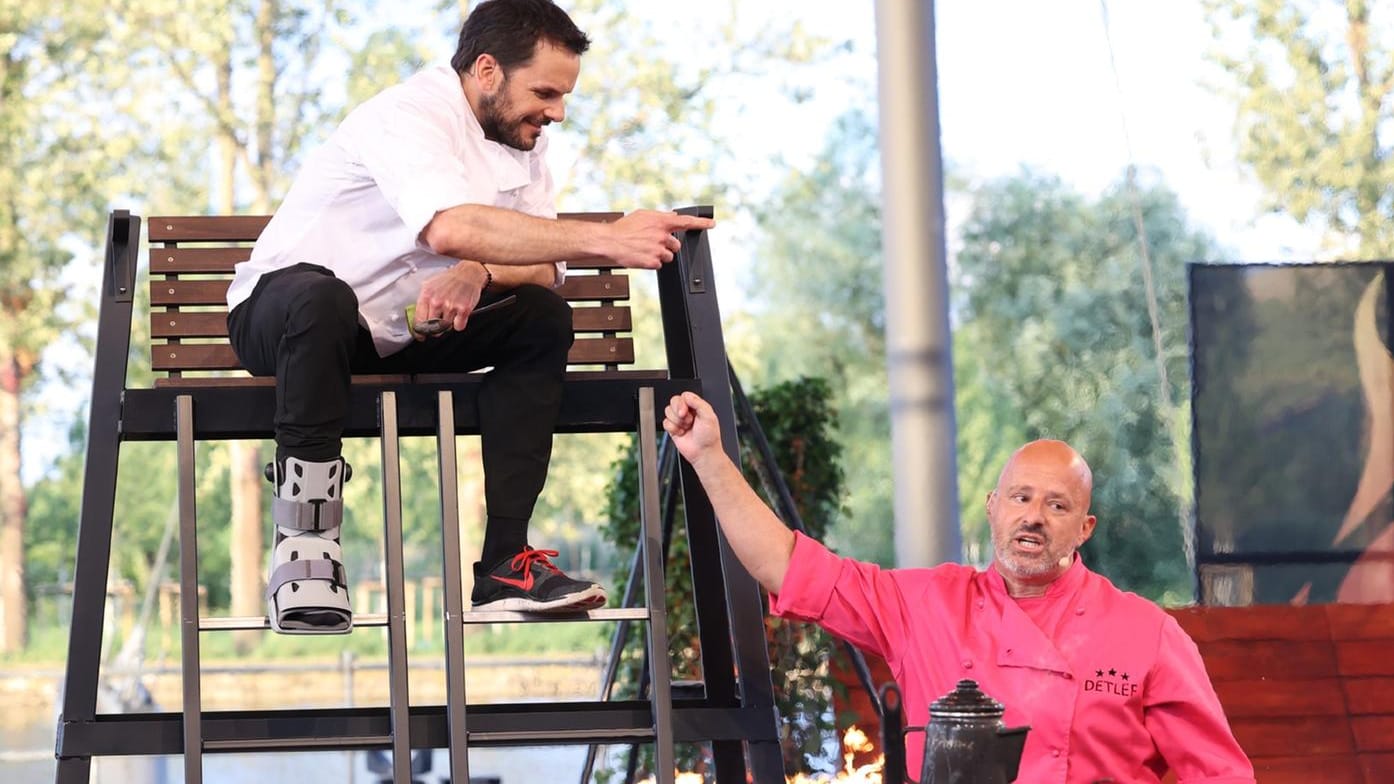 Werden beim Grill-Spezial nicht wirklich warm: Steffen Henssler und Detlef Steves.