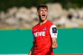 Jan Thielmann jubelt nach seinem verwandelten Elfmeter: Der FC Köln setzte sich gegen Jena durch.