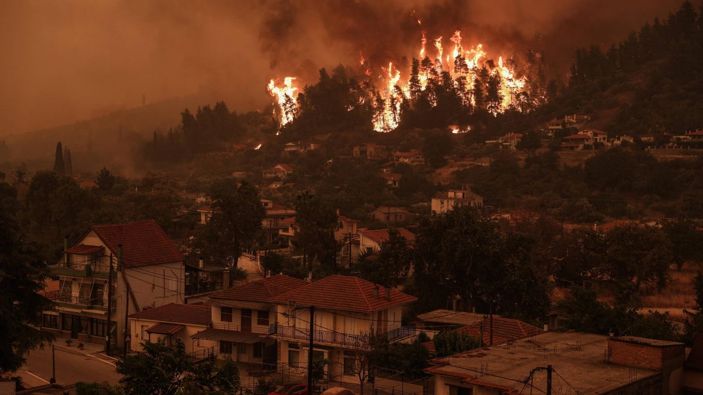 Die Feuer bedrohen das Dorf Gouves auf der Insel Euböa: Am Montagmorgen zeigten Satellitenbilder im Norden der Insel etwas weniger Brandherde als noch am Sonntag – mutmaßlich, weil der meiste Wald mittlerweile verbrannt ist.