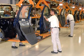 Fertigung bei Volkswagen (Symbolbild): Die deutsche Wirtschaft ist auf Erholungskurs, die Exporte stiegen im Juni über das Vorkrisenniveau.