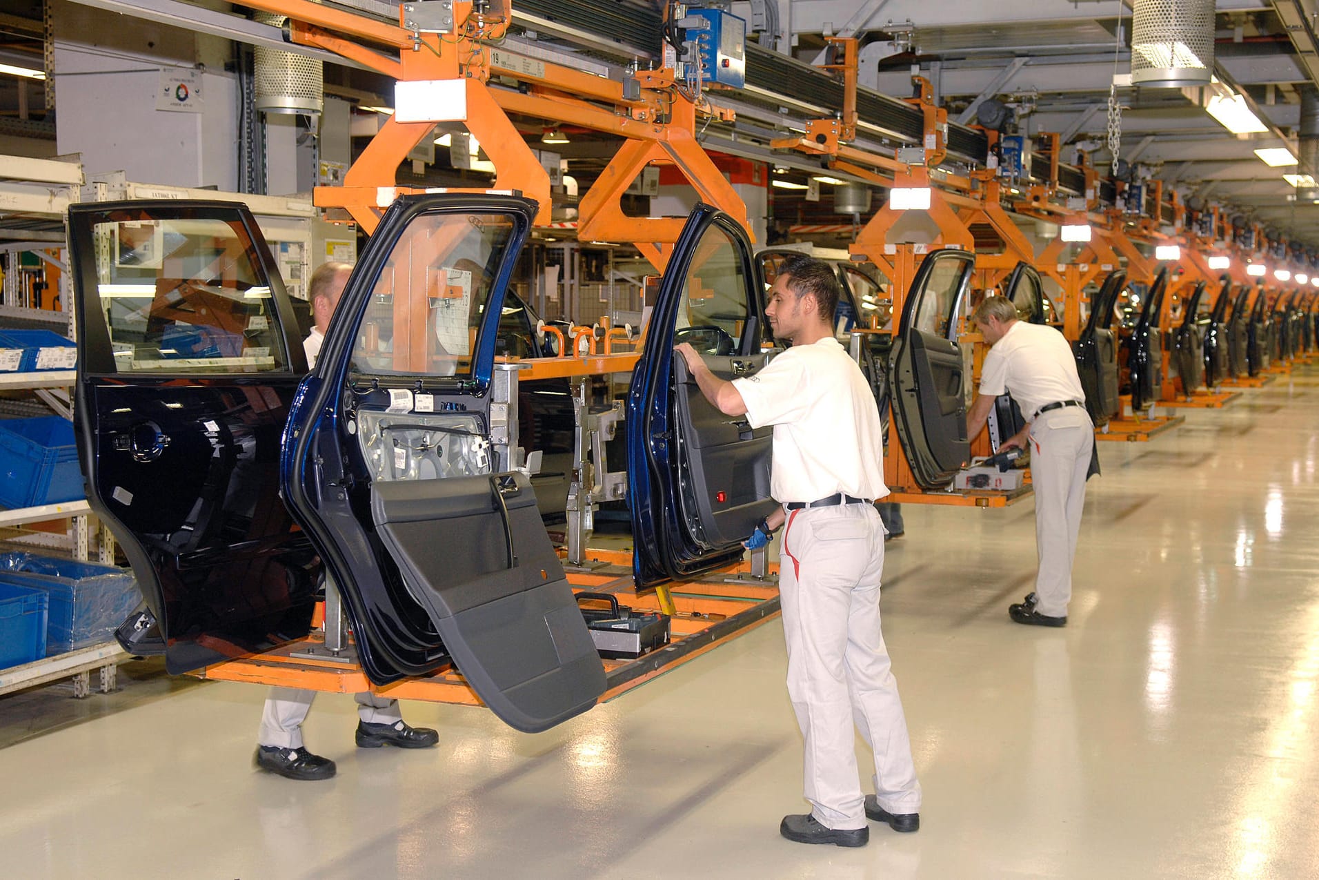 Fertigung bei Volkswagen (Symbolbild): Die deutsche Wirtschaft ist auf Erholungskurs, die Exporte stiegen im Juni über das Vorkrisenniveau. Fertigung bei Volkswagen (Symbolbild): Die deutsche Wirtschaft ist auf Erholungskurs, die Exporte stiegen im Juni über das Vorkrisenniveau.