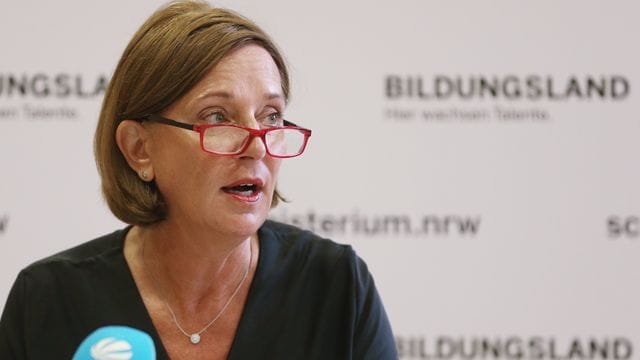 Yvonne Gebauer spricht bei einem Pressegespräch