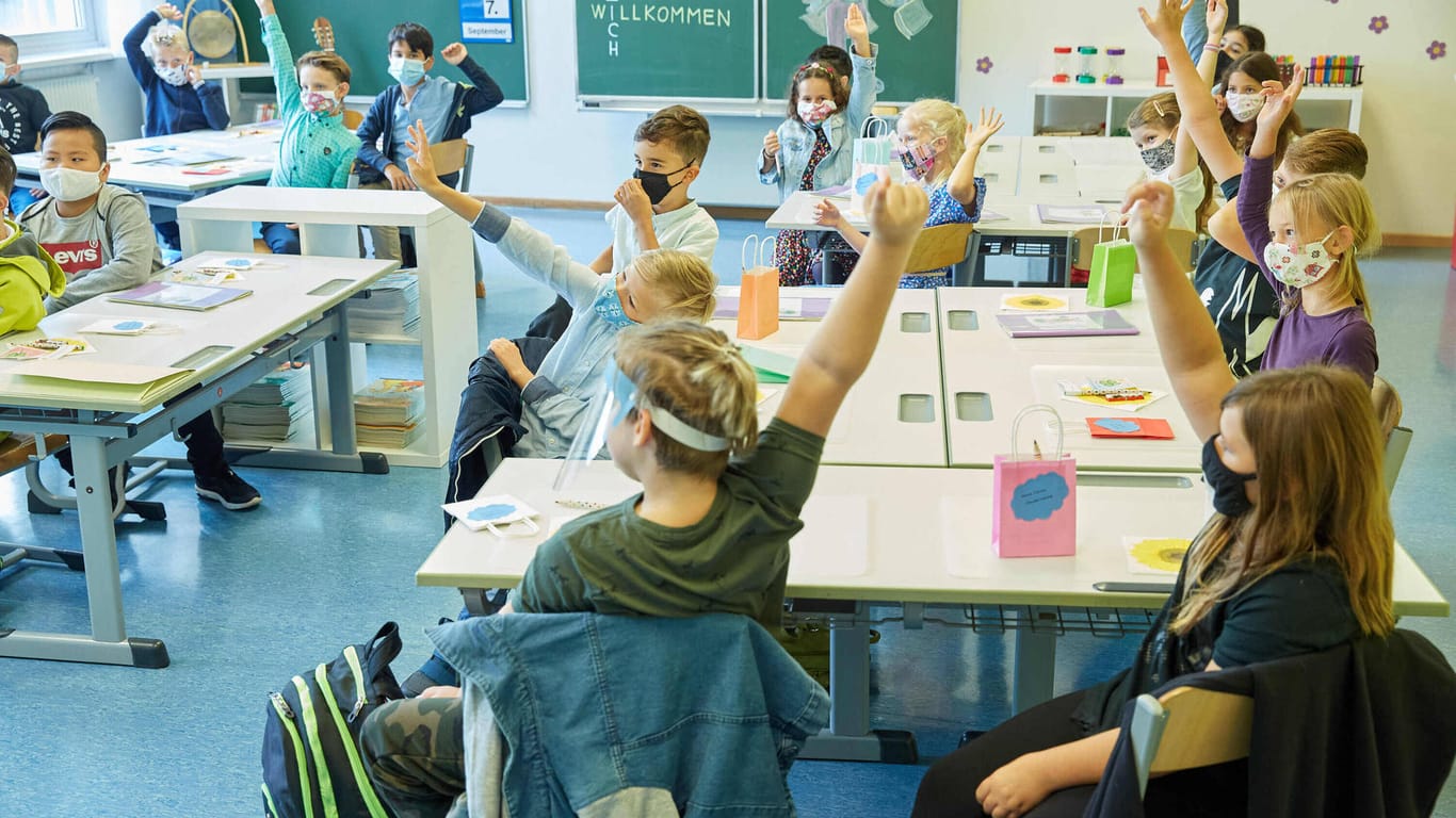 Grundschüler sitzen in einem Klassenraum (Symbolbild): In Berlin gibt es wieder Präsenzunterricht.