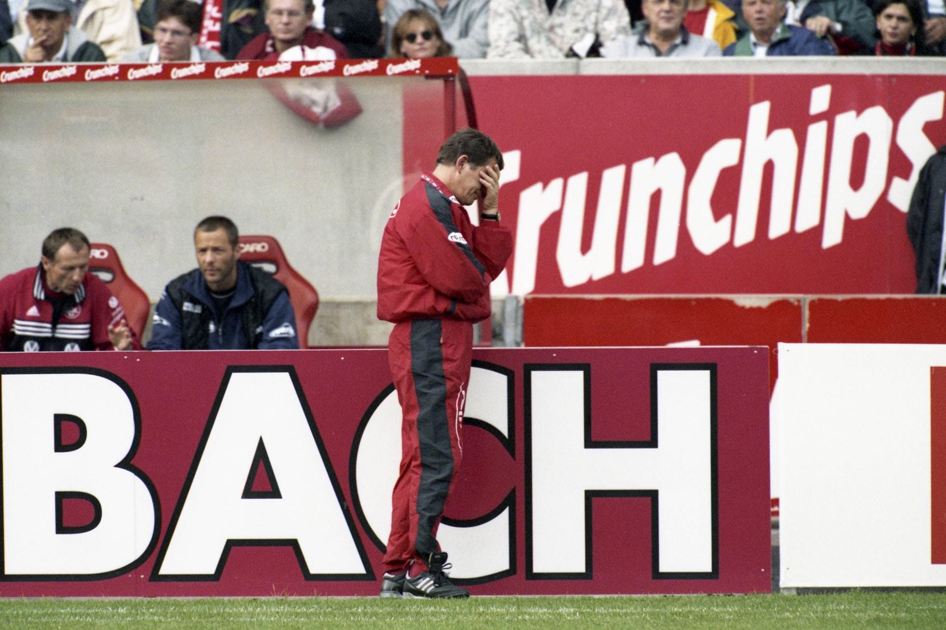 Otto Rehhagel wandte sich vom Spielfeld ab und schlug sich die Hände vors Gesicht, als ihm im September 1998 sein Fauxpas auffiel: Mit Pascal Ojigwe hatte der damalige Lautern-Trainer einen vierten Nicht-Europäer eingewechselt. Hastig versuchte er Ägypter Hany Ramzy mit einer eingeflüsterten, vorgetäuschten Verletzung vom Feld zu nehmen. Gegner Bochum verzichtete jedoch auf einen Protest: die Gäste aus dem Ruhrpott hatten ohnehin 3:2 gewonnen.