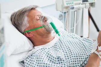 Lungenentzündung: Nach einer Operation ist bei älteren Patienten das Risiko einer Lungenentzündung besonders hoch (Symbolbild).