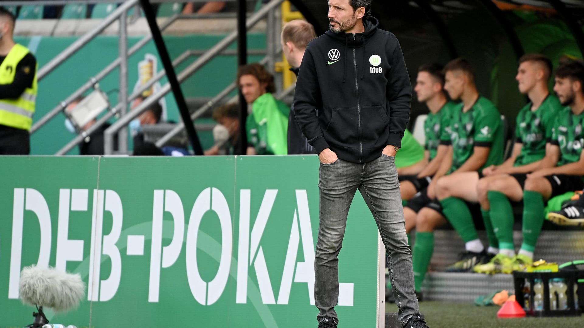 So hat sich Wolfsburgs neuer Trainer Mark van Bommel sein Pflichtspieldebüt sicher nicht vorgestellt: Im DFB-Pokalduell mit Preußen Münster wechselte der Ex-Bayern-Kapitän sechs statt fünf erlaubter frischer Spieler ein. Nun könnte der Regionalligist aus Westfalen Einspruch gegen die Spielwertung einlegen. Es wäre nicht das erste Mal, dass eine Partie durch einen Wechselfehler am Grünen Tisch entschieden wird, wie Ihnen die folgende Fotoshow beweist.